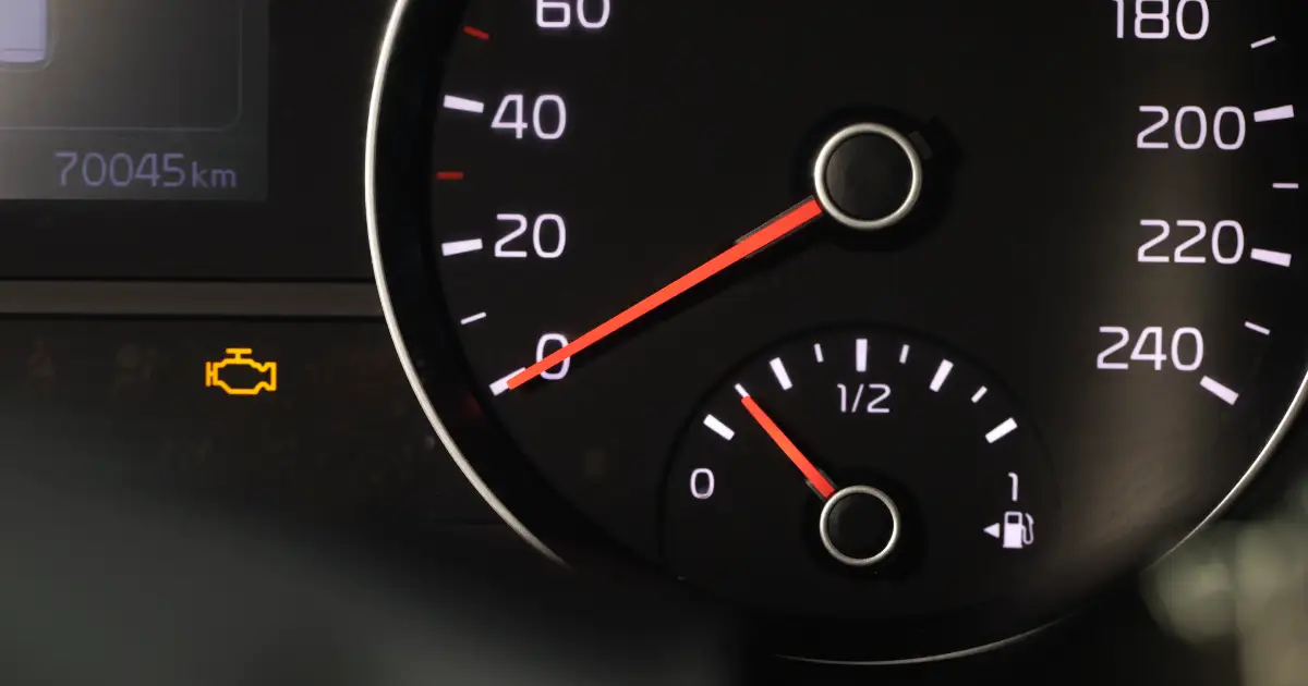 Spia Motore Accesa: Cause Avaria, Colore e Cosa Fare